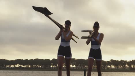 Equipo-De-Remo-Femenino-Entrenando-En-Un-Río.