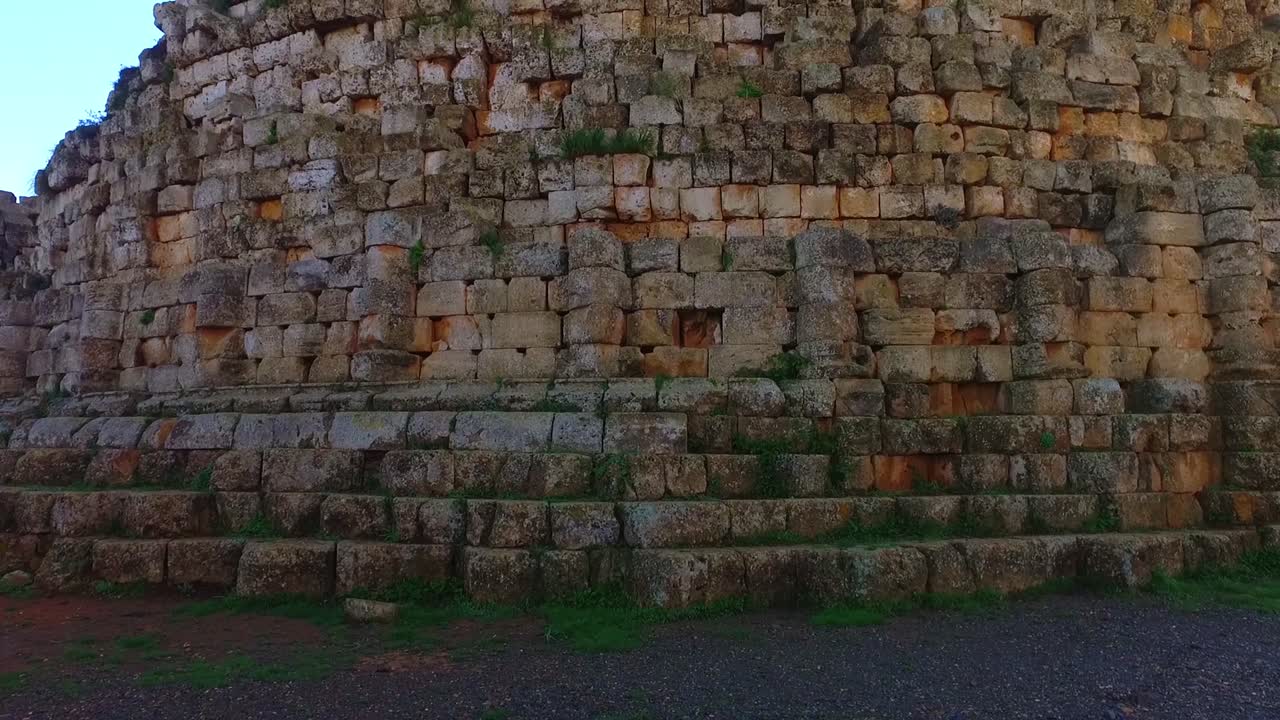 Ripresa dal basso del Mausoleo Reale di Mauretania Tipasa, Algeria - Movimento rallentato.