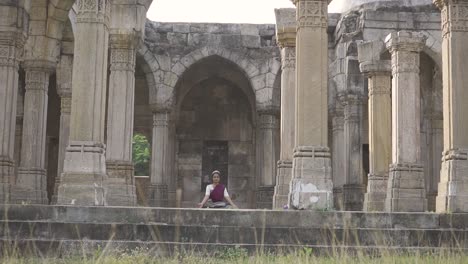 Mujer-Haciendo-Meditación-En-El-Patrimonio-Mundial-De-La-Unesco-Kamani-Masjid-También-Llamada-Mezquita-Kamani,-Champaner,-Gujarat