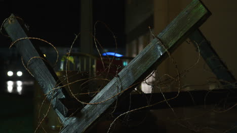 barricada de alambre de púas de estilo militar