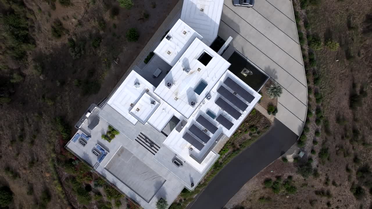 drones aéreos que se elevan paneles solares en el techo de las colinas de agoura mansión de la casa de la ladera de la montaña, 4k ee.uu.