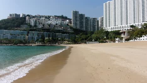 playa pública vacía en hong kong debido a las pautas de bloqueo de covid19, vista aérea