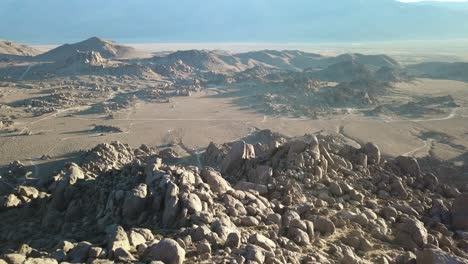 Luftdrohnen-Pov-Flug-Am-östlichen-Berghang-Der-Sierra,-Kalifornien