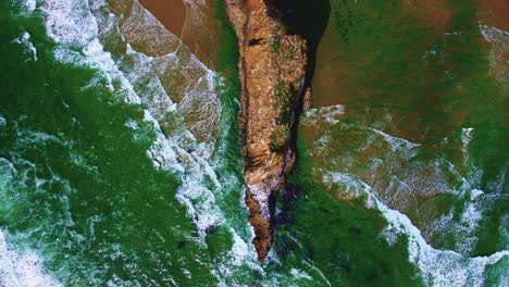 vuelo aéreo hacia la playa, olas, roca oceánica, arena, gaviotas volando