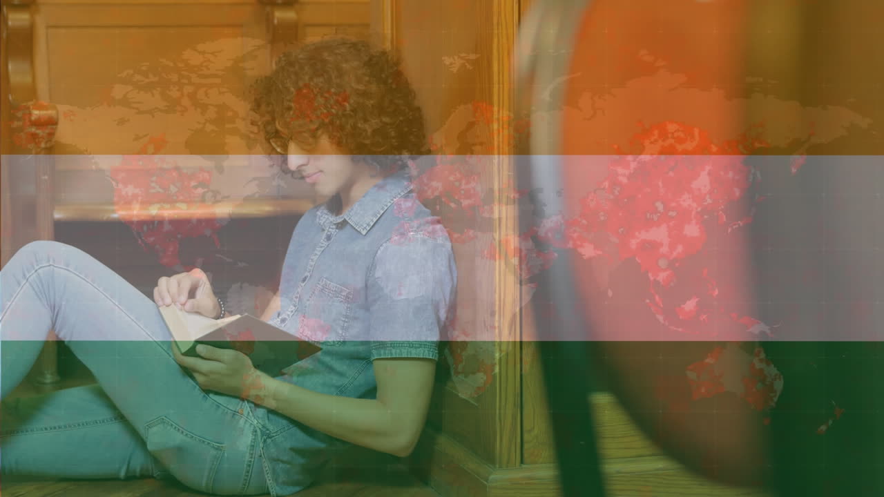 composición digital del mapa del mundo contra un estudiante caucásico estudiando en la biblioteca de la universidad