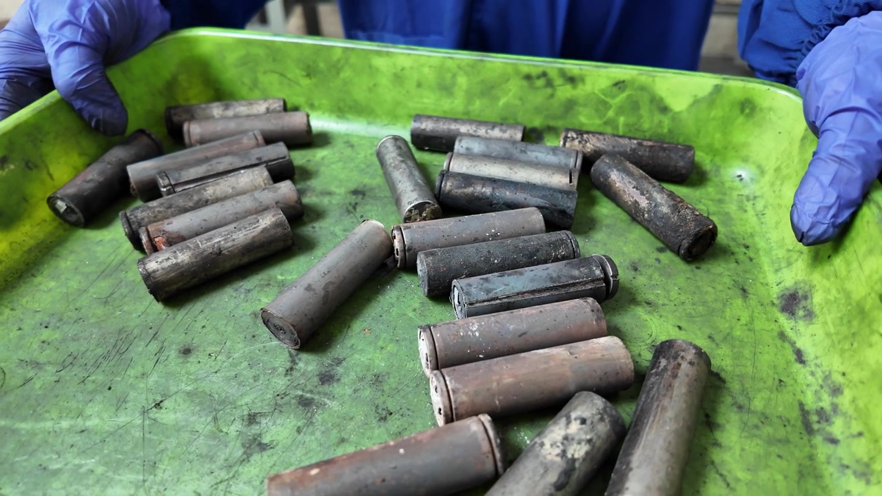 Instalação de reciclagem processa pilhas usadas para recuperação de materiais, separadas para reutilização