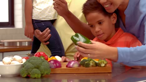 una familia hispana sonriente está cocinando juntos.