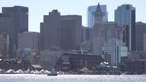 Un-Taxi-Acuático-Se-Mueve-Frente-Al-Horizonte-Del-Centro-De-La-Ciudad-Y-El-Distrito-Financiero-De-Boston-Massachusetts-1