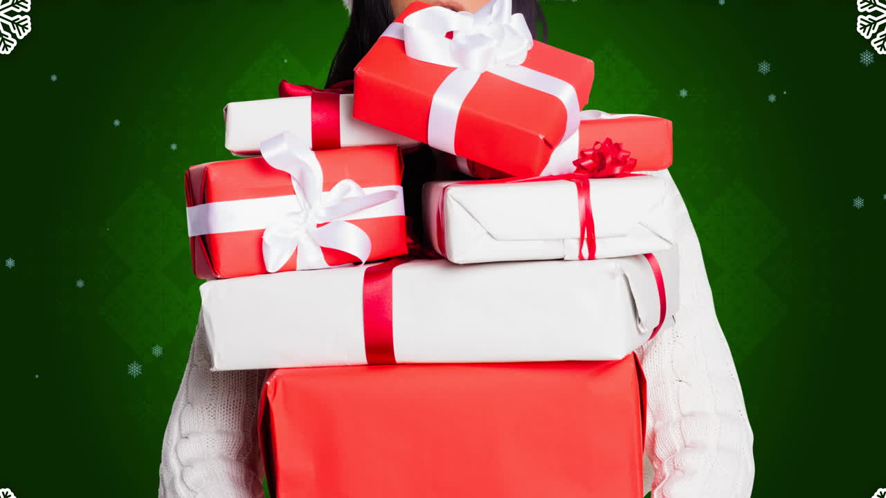 Animazione di donna caucasica sorpresa che tiene in mano dei regali e indossa abiti di Babbo Natale su sfondo verde