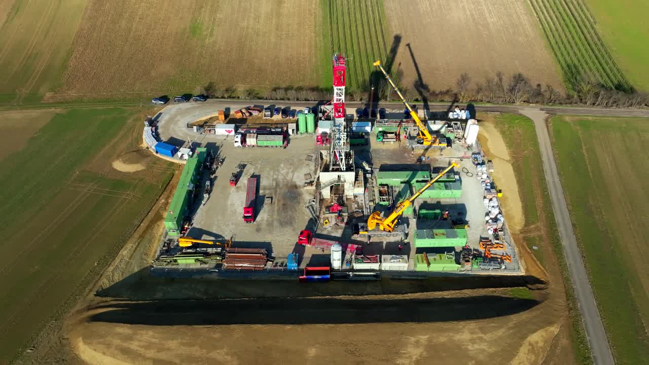 Byggeplads med borerig brugt til udvinding af naturgas - Oliebrønd