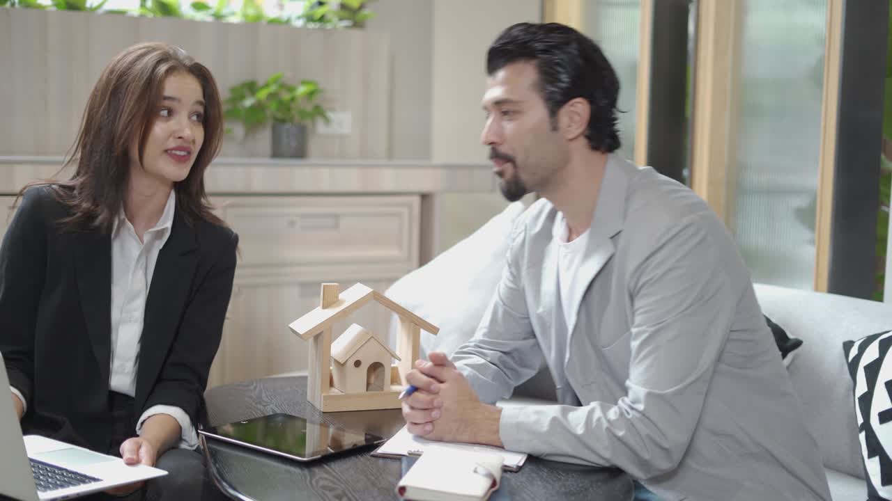 pareja hablando y trabajando con computadora portátil juntos en la oficina. mujer de negocios tomar nota de la discusión con el cliente. abogado escribir un mensaje de una conversación con un cliente. agente de bienes raíces