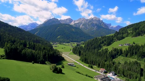 Vista-Panorámica-Del-Hermoso-Paisaje-De-Los-Alpes