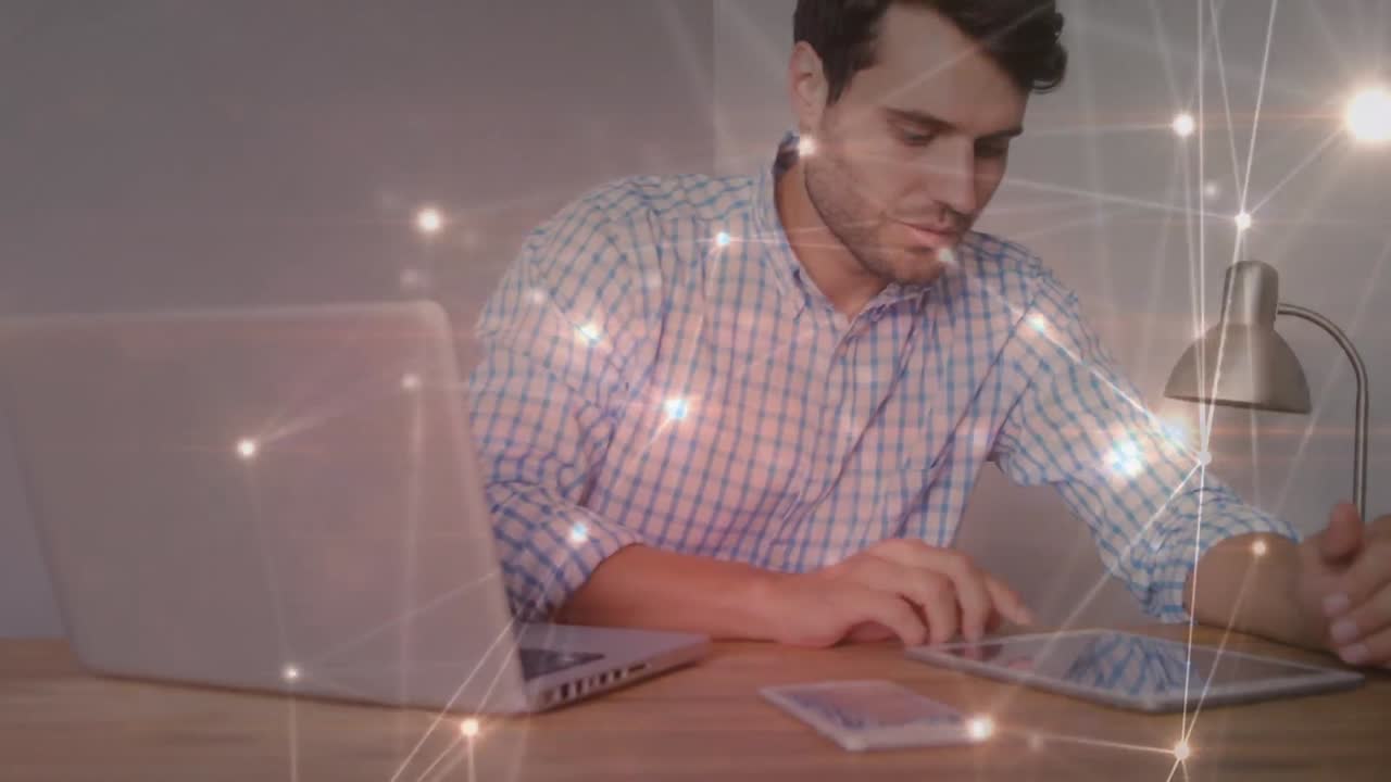 red brillante de conexiones contra el hombre caucásico usando computadora portátil y tableta digital
