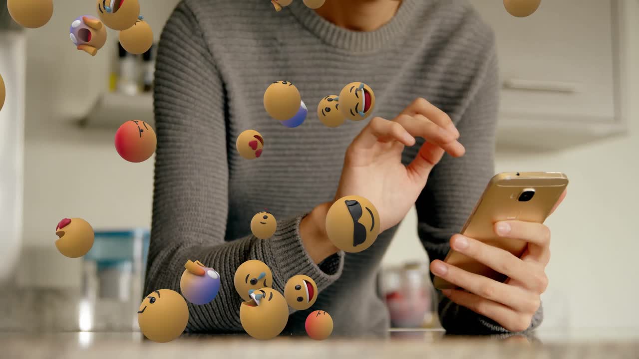 iconos de emoji con una mujer usando un teléfono inteligente en el fondo 4k