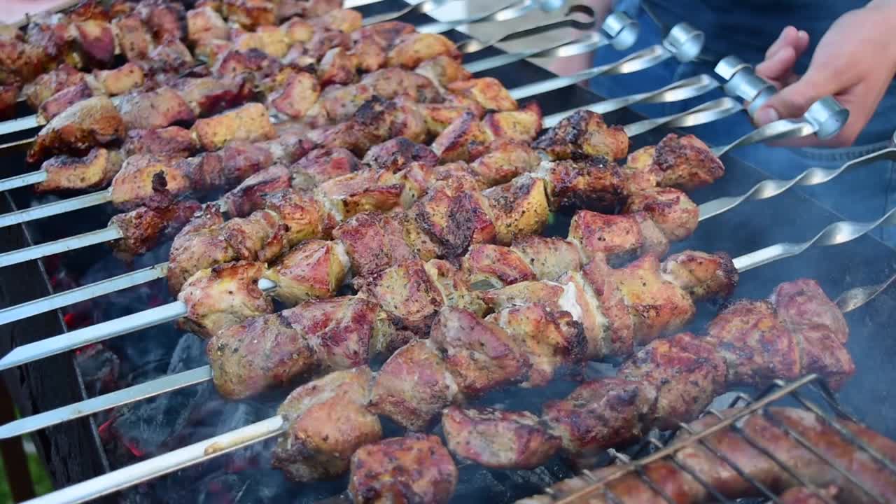 enrollando shashlik con amigos afuera