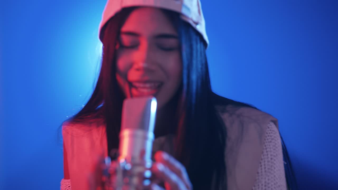 Giovane cantante reggae femminile che si esibisce in uno studio musicale