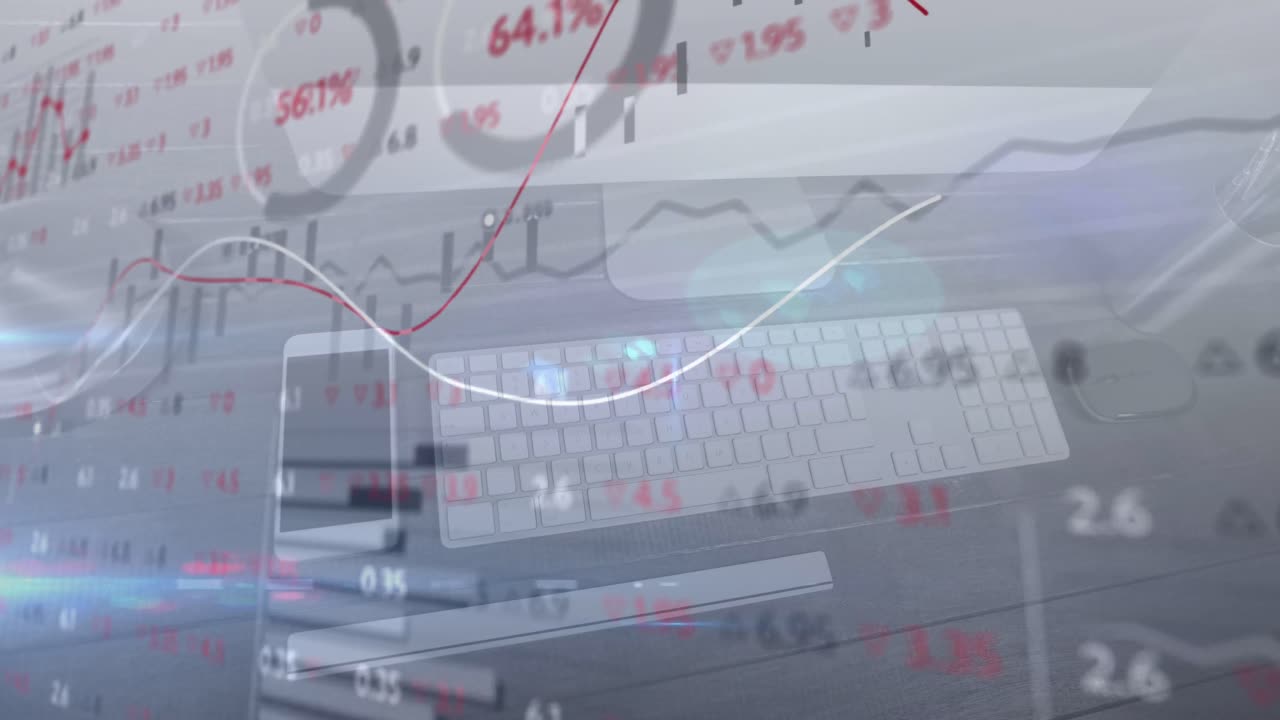 책상에 있는 사무실 장비와 비교하여 재무 데이터 처리의 디지털 복합 비디오