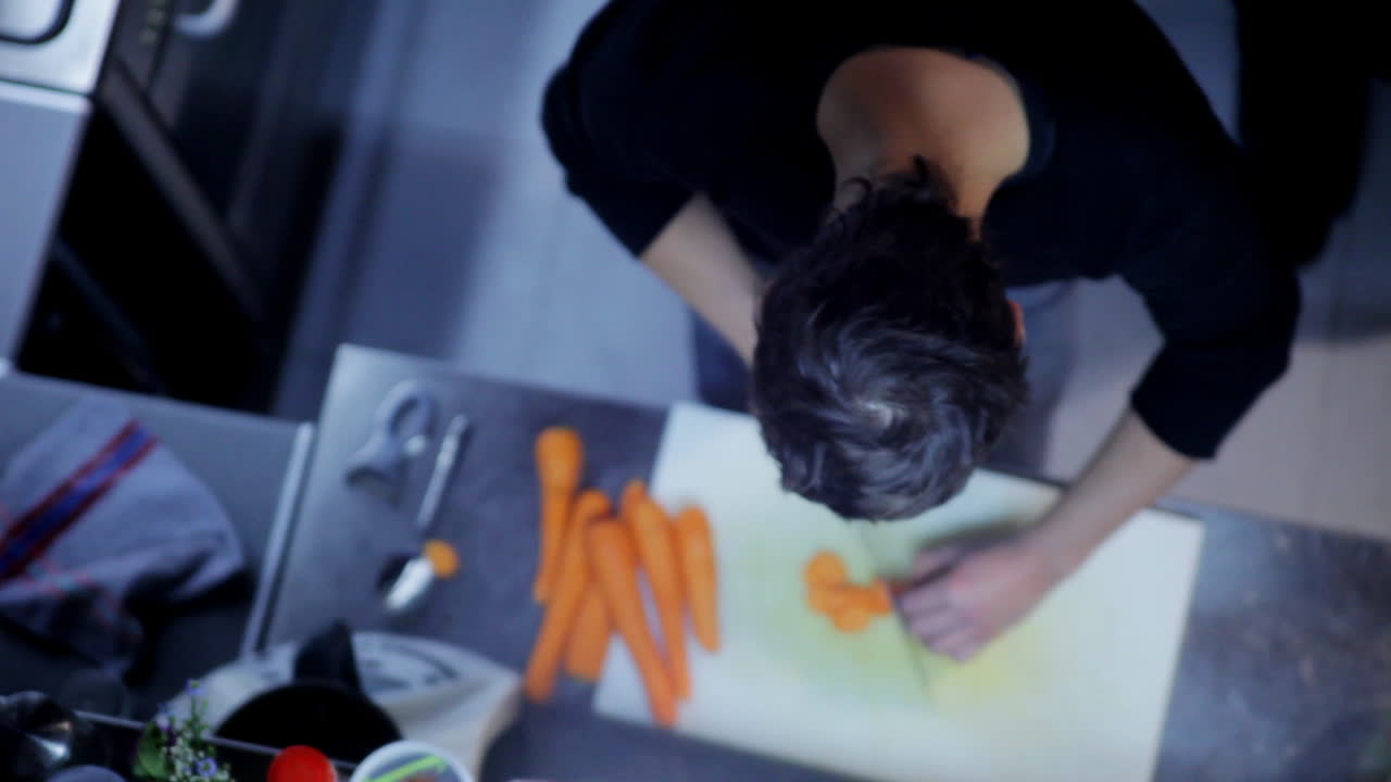 Uomo che Prepara Cibo in Cucina 00