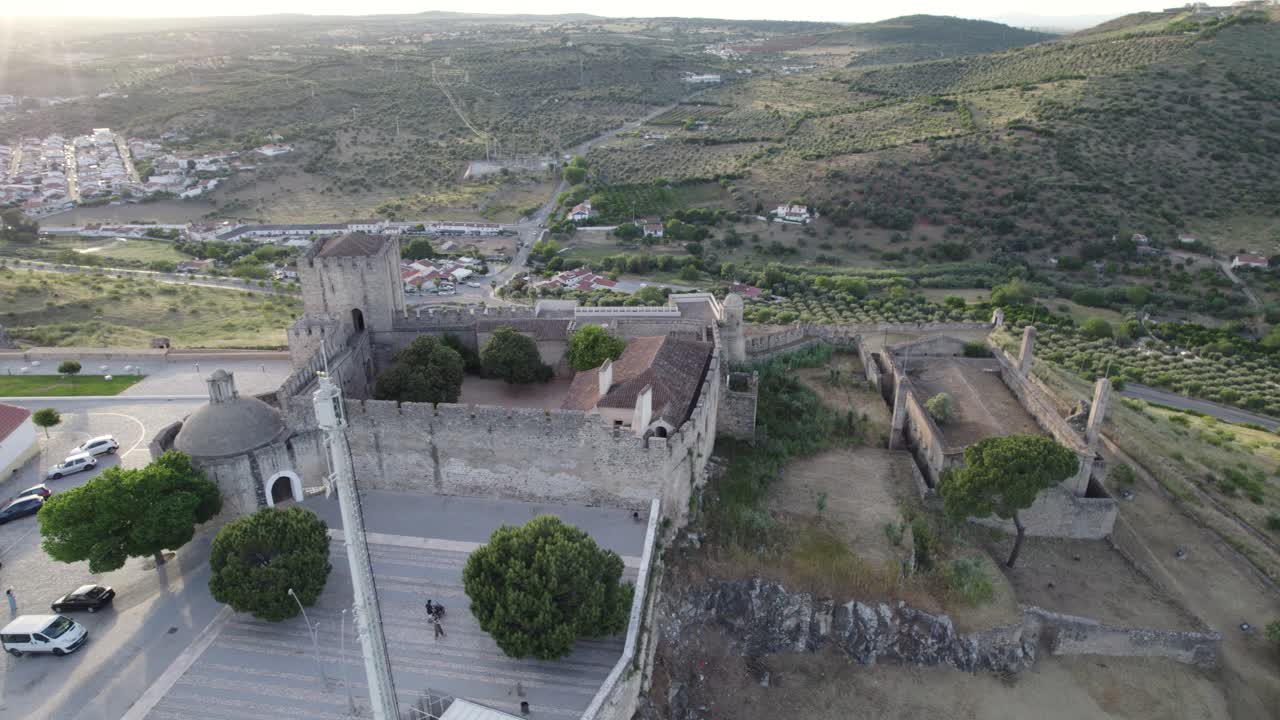 Ampia panoramica aerea del Castello di Elvas e del paesaggio verde in Portogallo