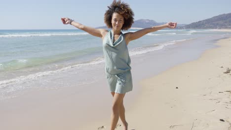 mujer vistiendo mono de verano posando en la playa
