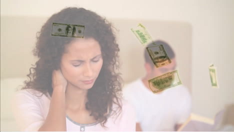 animación de billetes de dólar sobre una pareja biracial