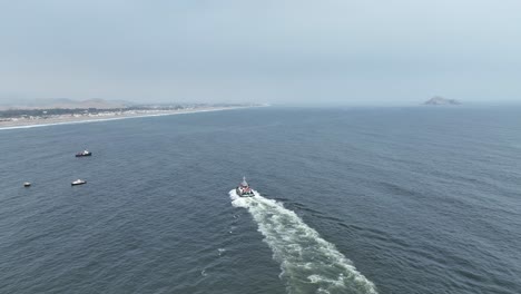 Statische-Luftaufnahme-Vor-Der-Küste-Von-Pucusana-Beach-In-Lima-Peru-Mit-Isolierten-Schwimmenden-Booten-Auf-Dem-Ruhigen-Meer-An-Einem-Sonnigen-Tag