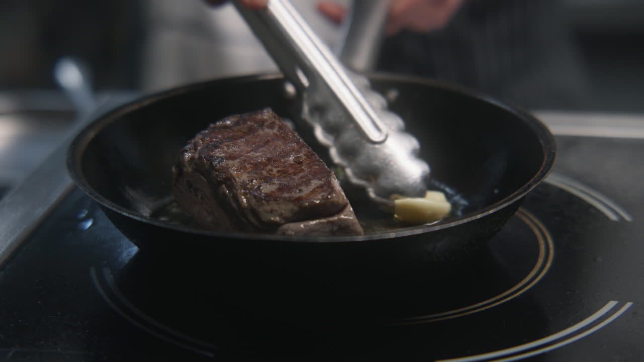 판에 스테이크를 요리하는 것