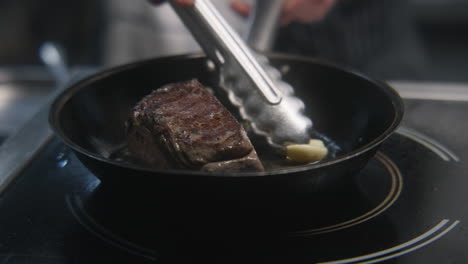 cocinar un filete en una sartén