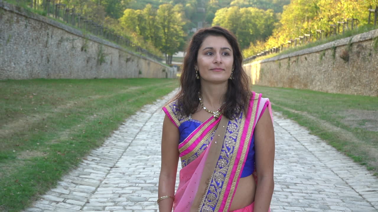 menina andando em um parque