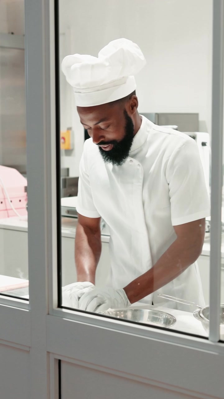Chef professionista che impasta in una moderna cucina commerciale