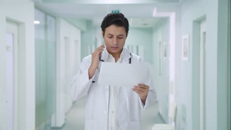 Médico-Indio-Tenso-Revisando-Informes-Médicos