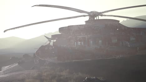 viejo helicóptero militar oxidado en el desierto al atardecer