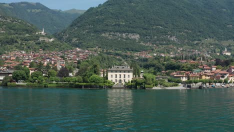 Blick-Auf-Den-See-Von-Ossuccio-Am-Comer-See-Mit-üppigem-Grün-Und-Bergen