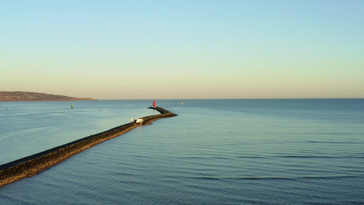 석양에 아일랜드 더블린의 만리장성 방파제에서 공중 돌리