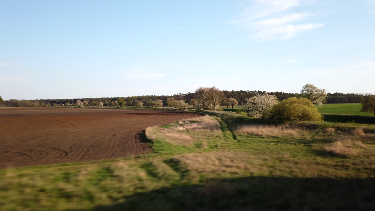 Dolly-Aufnahme der tschechischen Landschaft und des Flusses aus dem fahrenden Zug