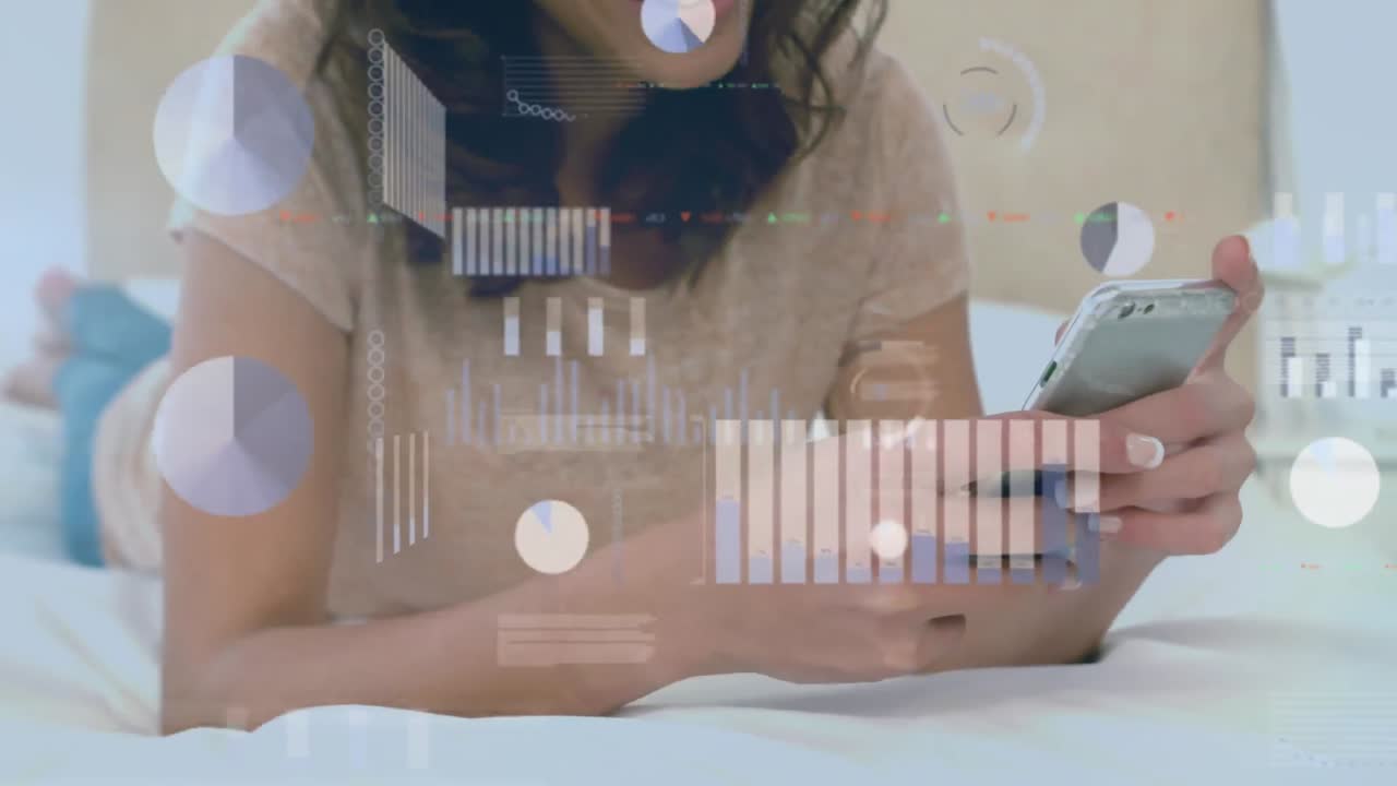 스마트 폰을 사용하는 백인 여성에 대한 데이터 처리 애니메이션