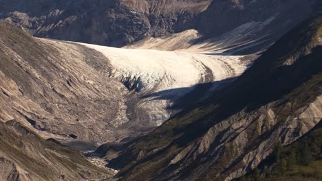 Reste-Eines-Einst-Großen-Gletschers-Zwischen-Den-Bergen-Alaskas