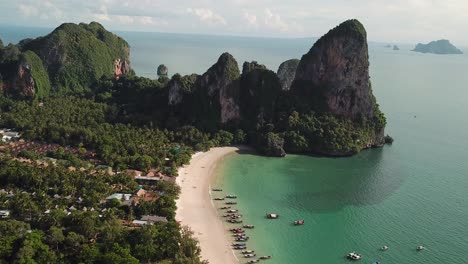 vista aérea de drones de la exótica playa de railay, krabi, tailandia