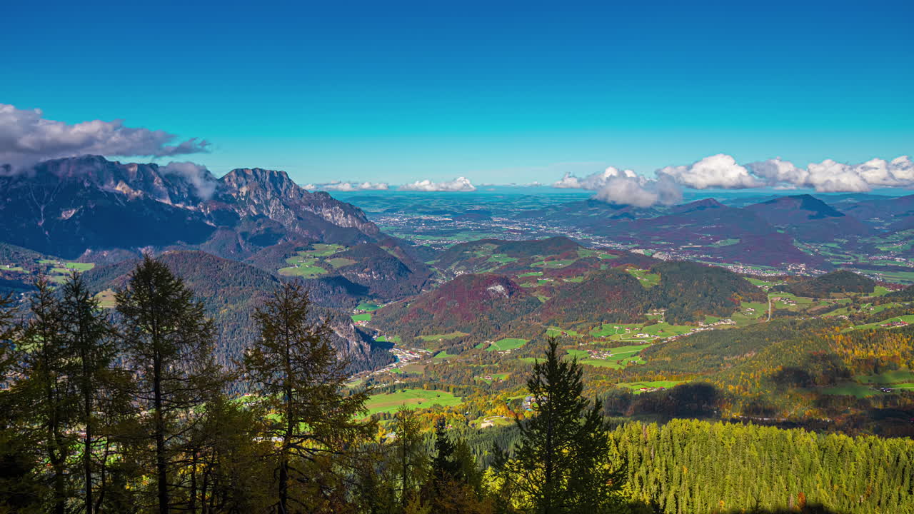 hermoso paisaje de prados y montañas en austria, vista desde arriba