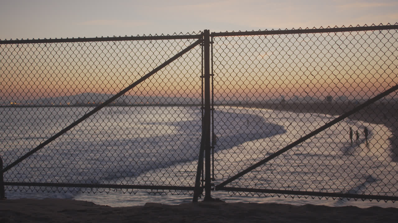 밤이 내리면 해변의 마지막 사람들