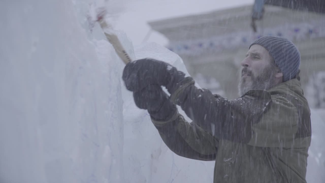 겨울 에 일 하는 얼음 조각 예술가