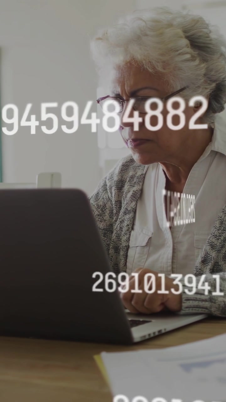 Vídeo vertical: Mulher idosa digitando na mesa, começando a mover sequências numéricas no laptop com dados.