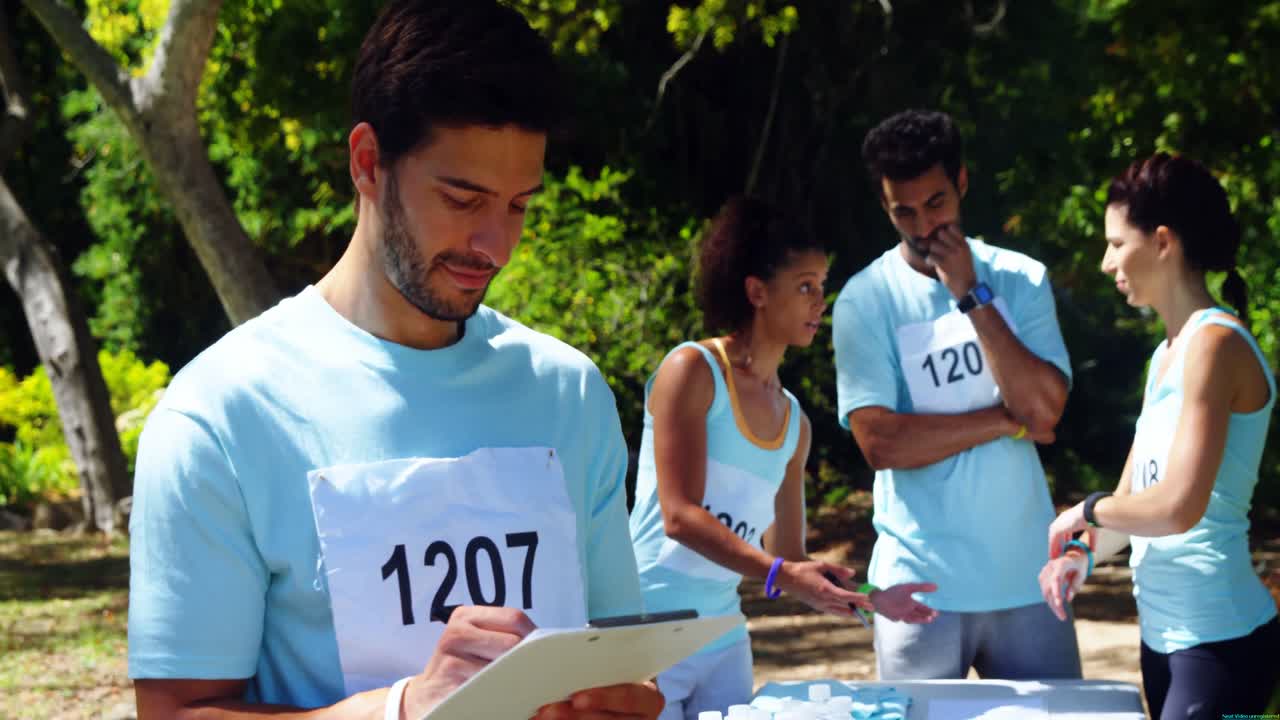 los atletas que se registran para el maratón 4k