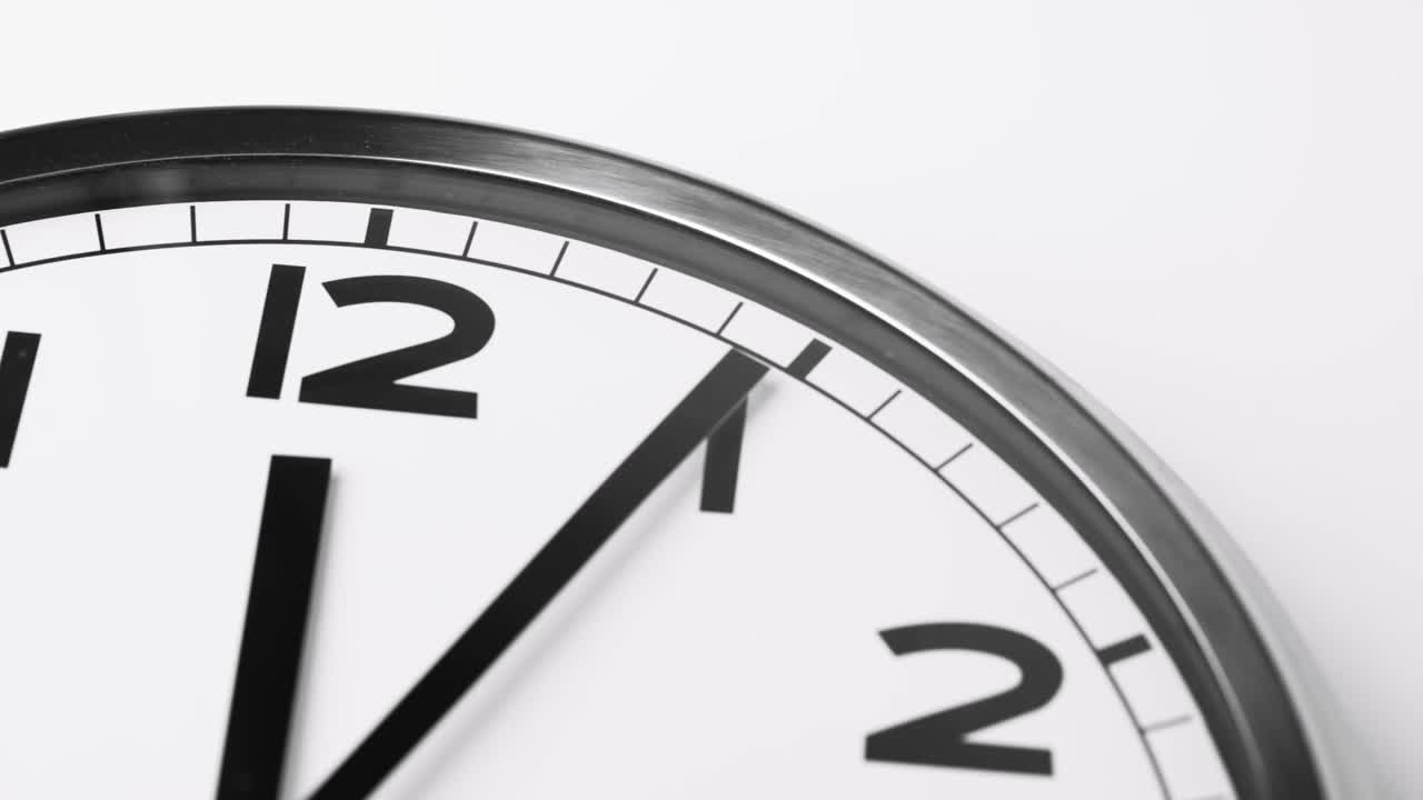 Video ravvicinato del quadrante dell'orologio sul muro