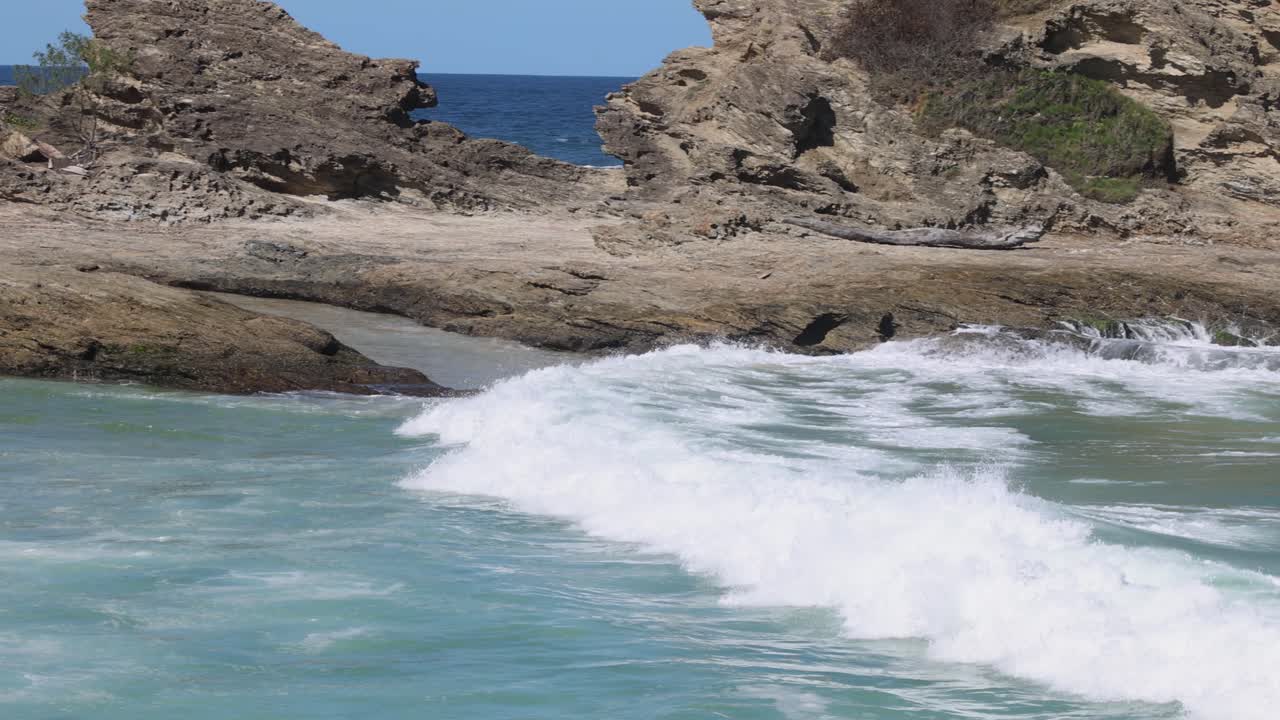 secuencia de olas que golpean y retroceden de las rocas
