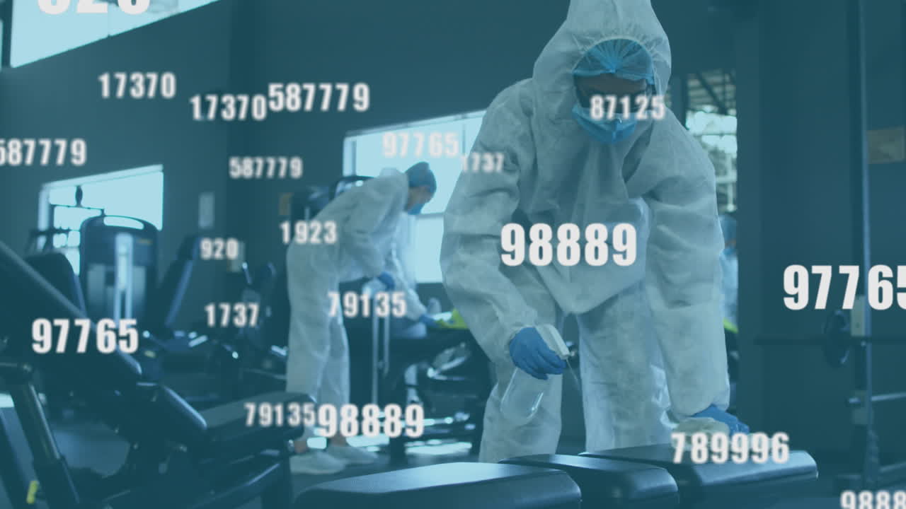 체육관에서 소독제를 뿌리는 의료 종사자 팀을 상대로 여러 번 바뀌는 숫자