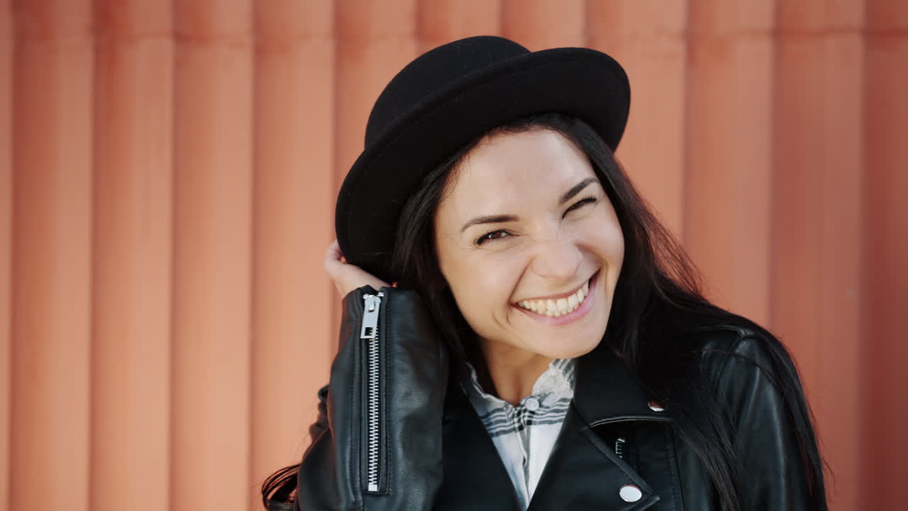 Donna Sorridente e che Saluta