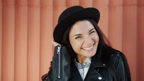 mujer sonriendo y saludando