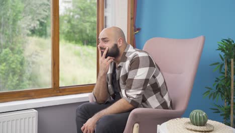 Hombre-Emocional-Mirando-Fuera-De-La-Ventana.