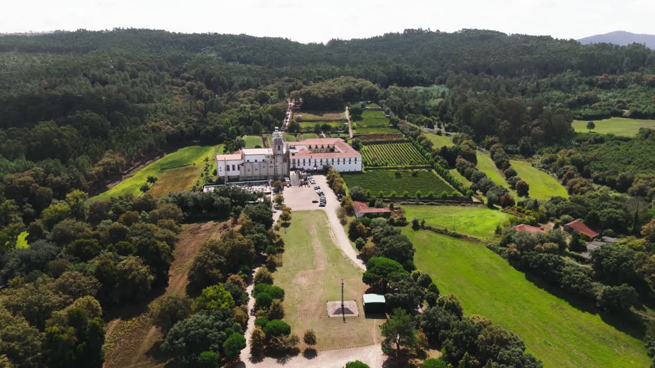 Vista aerea del Monastero di Tibães tra campi vivaci e paesaggi forestali